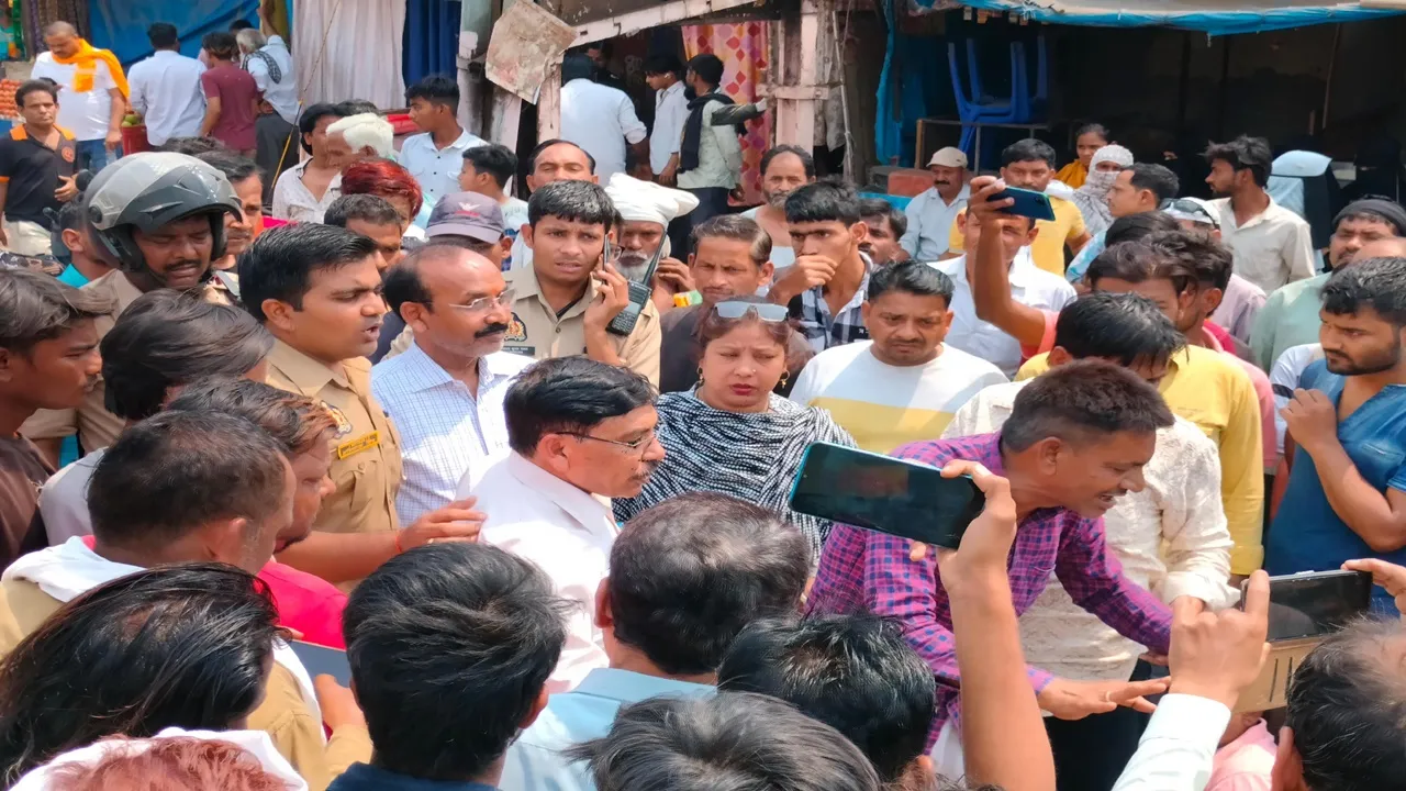 बहराइच: डग्गामार वाहनों के खिलाफ सड़क पर उतरे रोडवेजकर्मी, मुख्य सड़क पर बसें खड़ी कर लगाया जाम, फिर इस बात पर बनी सहमति