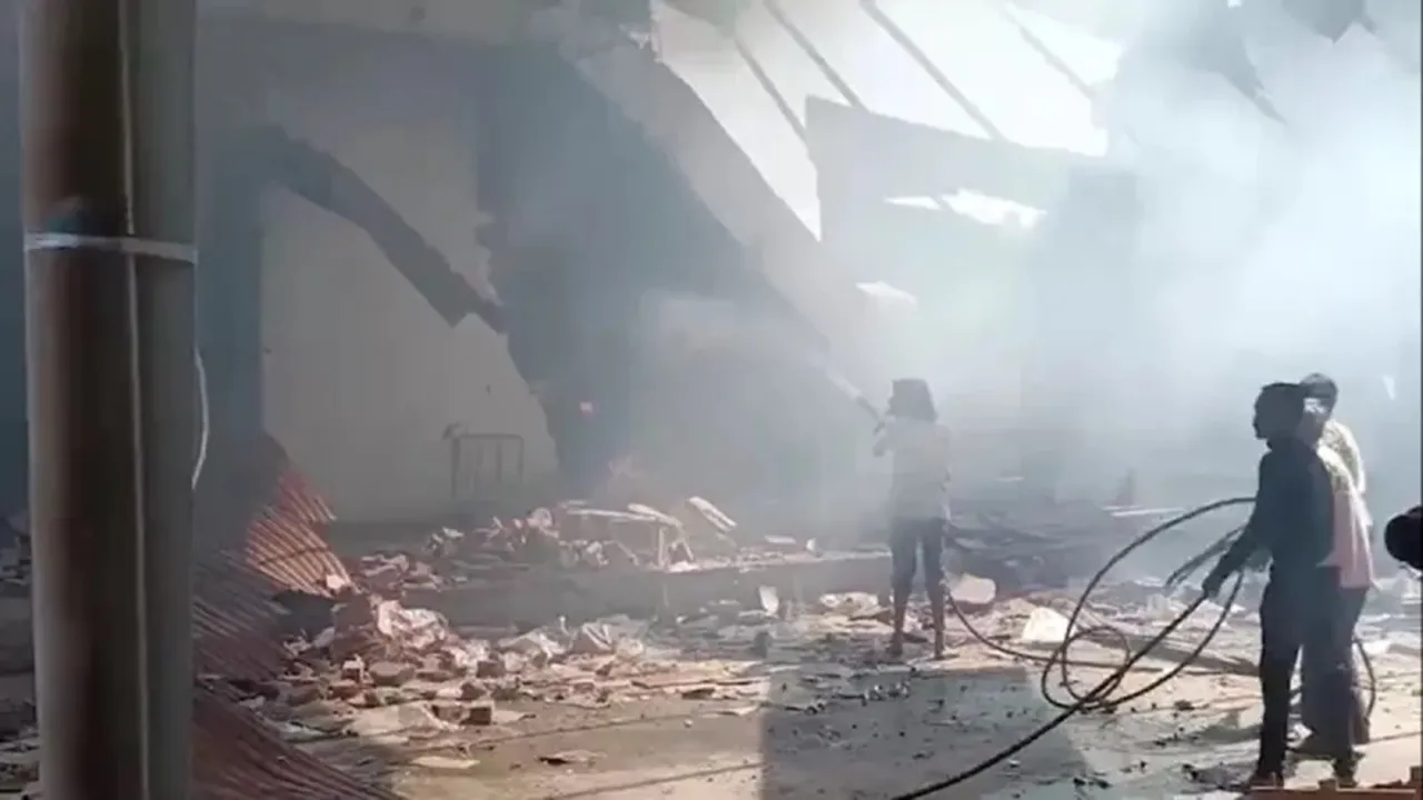 गुजरात: बनासकांठा में पटाखा फैक्ट्री में लगी भीषण आग, 18 लोगों की दर्दनाक मौत, 5 घायल 