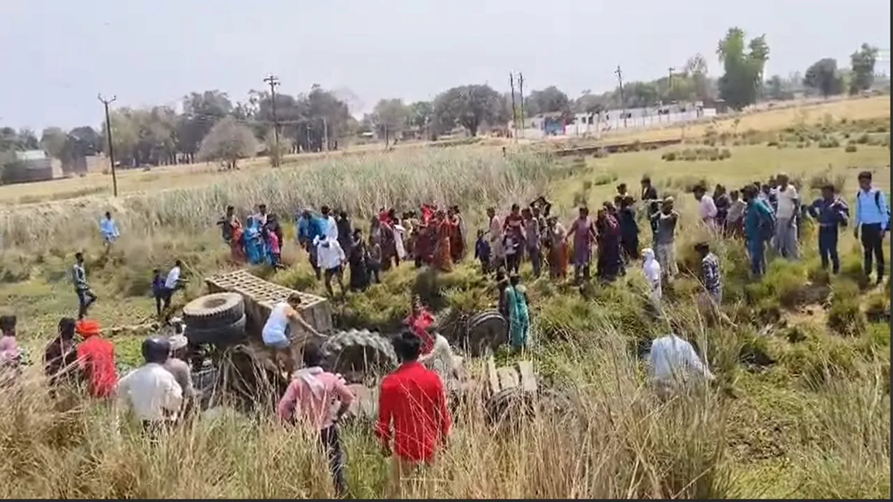 बहराइच में भीषण हादसा: श्रद्धालुओं से भरी ट्रैक्टर-ट्रॉली पलटी, मची चीख पुकार, एक की मौत, दर्जनों घायल