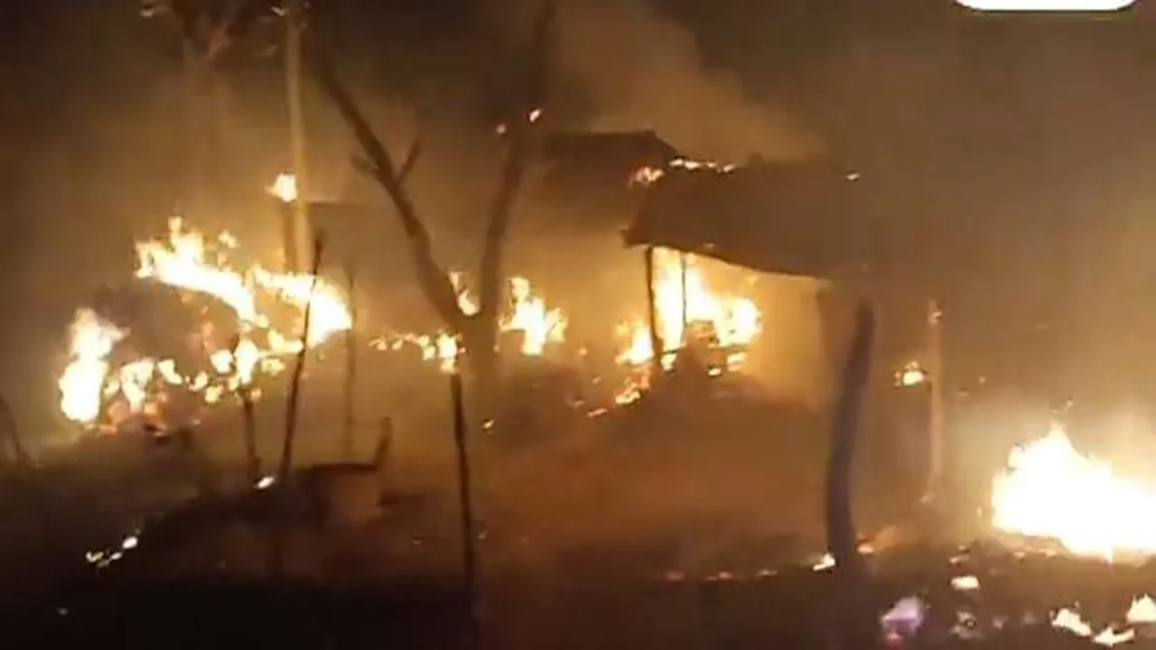 बहराइच में आग का तांडव: तेज हवाओं के बीच लगी भीषणआग, कई फूस के मकान जले