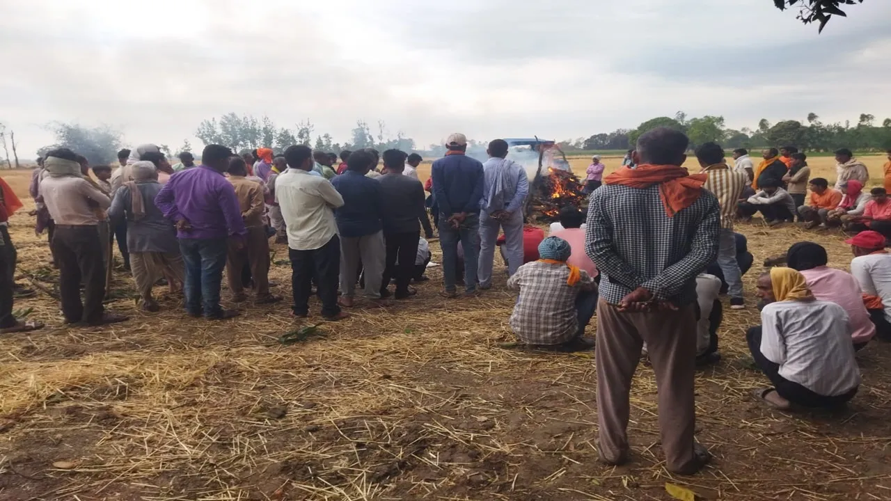 बहराइच: अंतिम संस्कार के लिए परिवार को पूरी रात मनाते रहे थानाध्यक्ष, केस दर्ज कर आरोपियों की गिरफ्तारी की मांग पर आड़े रहे परिजन