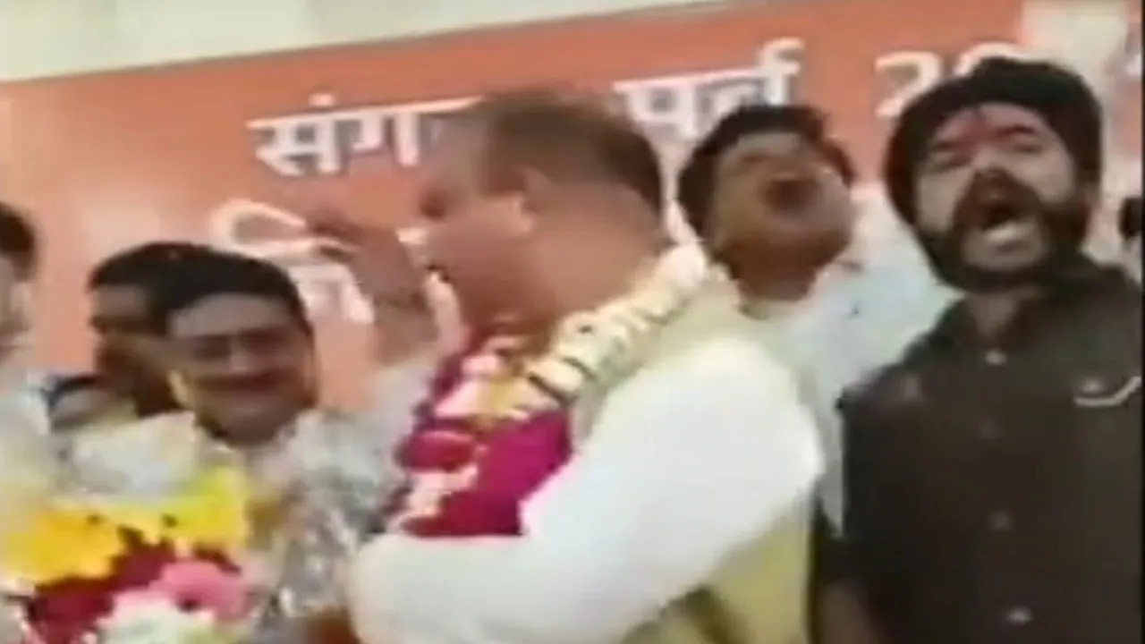 हरदोई: मंच पर पुलिसकर्मी ने भाजपा जिलाध्यक्ष का नाम लेते हुए लगाए 'जिंदाबाद' के नारे! भड़की सपा, देखें वीडियो