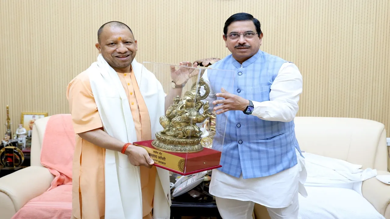 मुख्यमंत्री योगी से मिले केंद्रीय मंत्री प्रह्लाद जोशी, 'पीएम-कुसुम' और ‘पीएम सूर्य घर’ योजनाओं पर की चर्चा