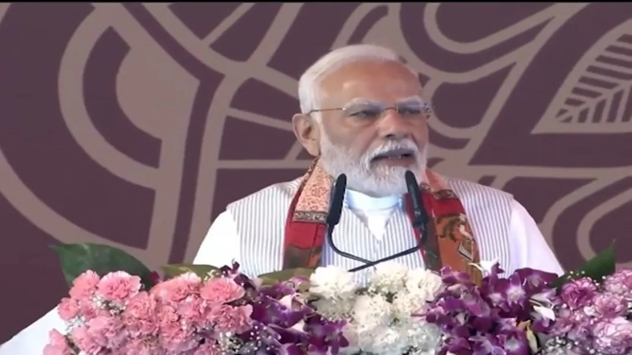 PM Modi Varanasi Visit : वाराणसी पहुंचे प्रधानमंत्री मोदी, कहा- काशी पूर्वांचल का विकास केंद्र बन गया है 