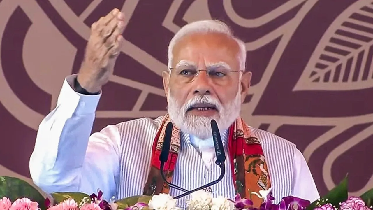 Varanasi: PM मोदी का विपक्ष पर प्रहार, कहा- वे केवल अपने परिवार की उन्नति में रुचि रखते हैं