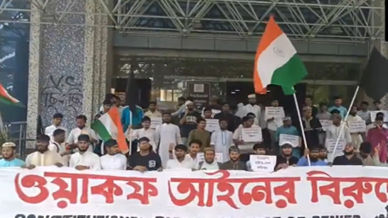 कोलकाता: आलिया विश्वविद्यालय के छात्रों ने वक्फ अधिनियम के विरोध में निकाली रैली 