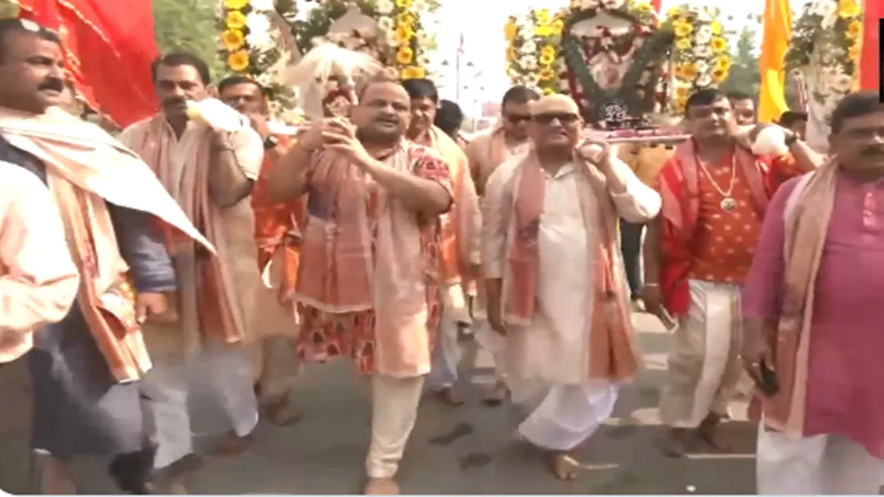 Hanuman Janmotsav: हनुमान जयंती पर वाराणसी में निकाली गई शोभा यात्रा, अजय राय भी हुए शामिल