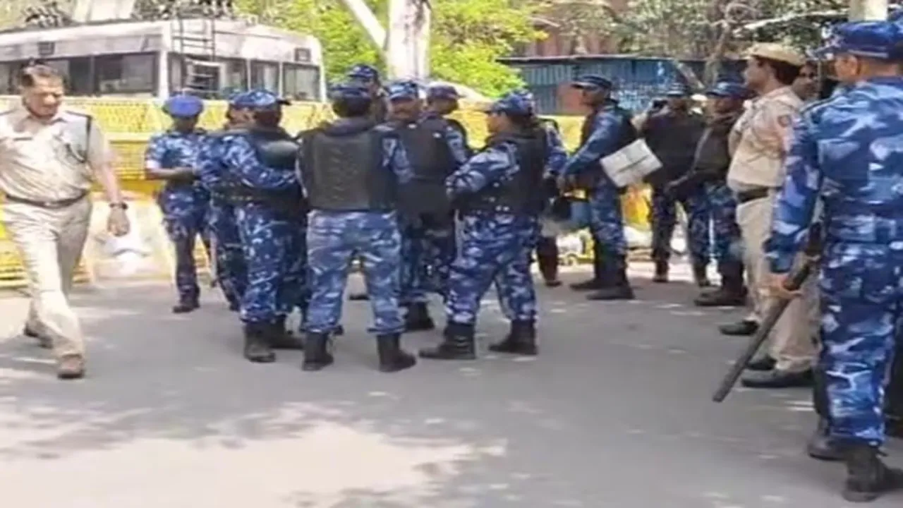 दिल्ली: हनुमान जयंती शोभायात्रा से पहले जहांगीरपुरी में पुलिस अलर्ट, VHP को नहीं मिली यात्रा निकालने की अनुमति