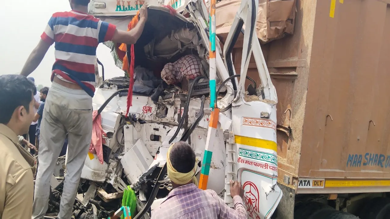 पूर्वांचल एक्सप्रेस वे पर ट्रक-ट्रेलर में भीषण टक्कर, खलासी की मौत, चालक घायल  