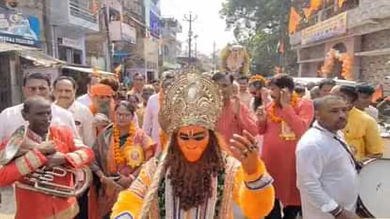 Hanuman Jayanti: प्रयागराज में हनुमान जयंती की धूम, मंदिरों में दर्शन को उमड़े श्रद्धालुओं