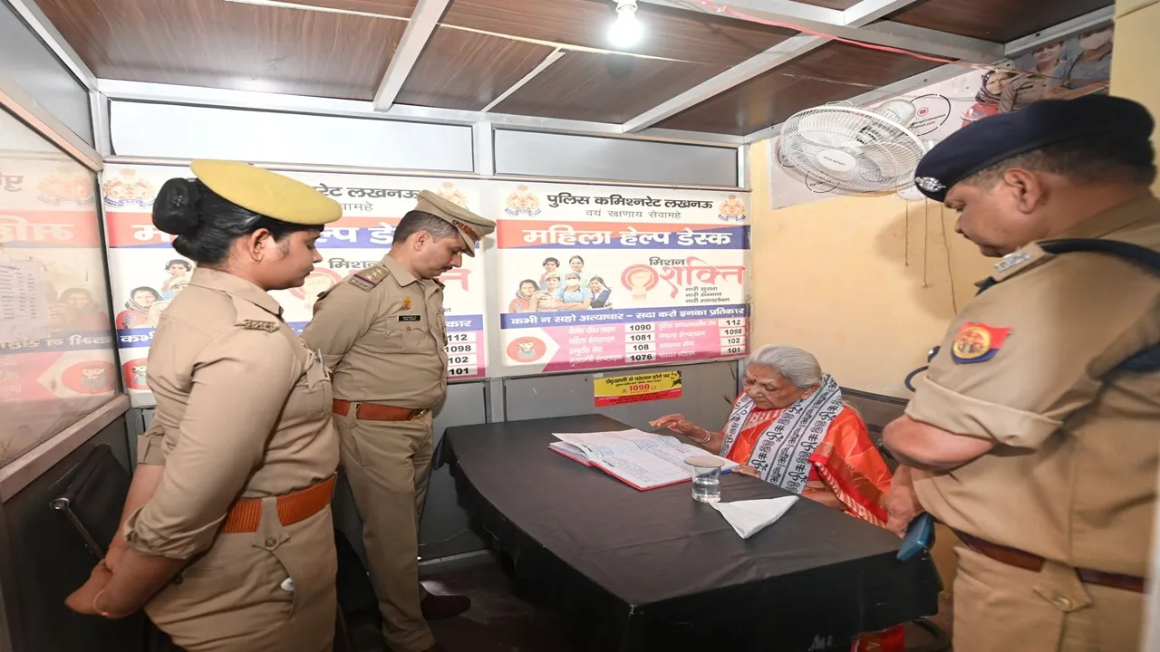 बताओ, कैसे करती हो शिकायतों का निस्तारण... हेल्प डेस्क पर तैनात महिला सिपाही से राज्यपाल ने किया सवाल
