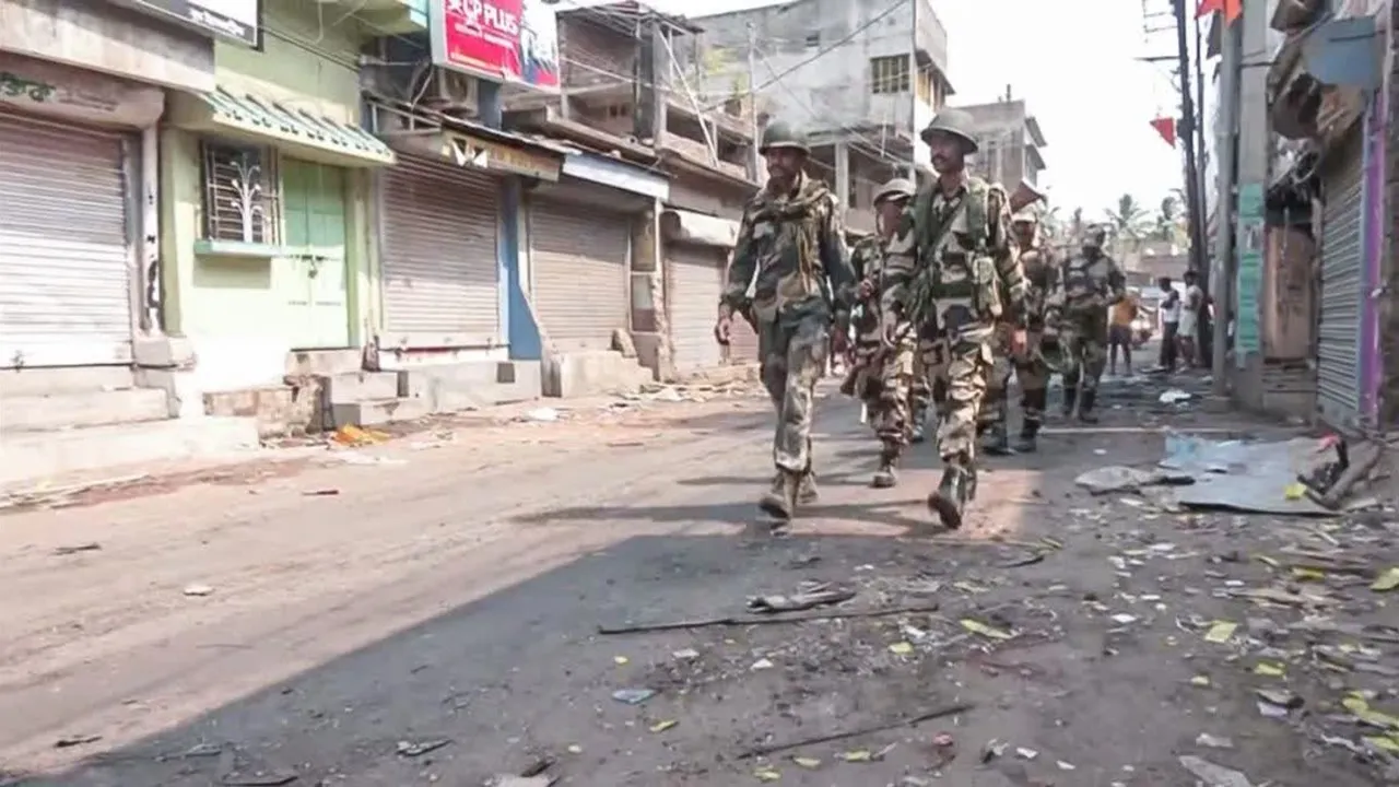 मुर्शिदाबाद के हिंसा प्रभावित इलाकों में स्थिति शांतिपूर्ण, अब तक 180 लोग गिरफ्तार, सुरक्षा बलों ने किया फ्लैग मार्च