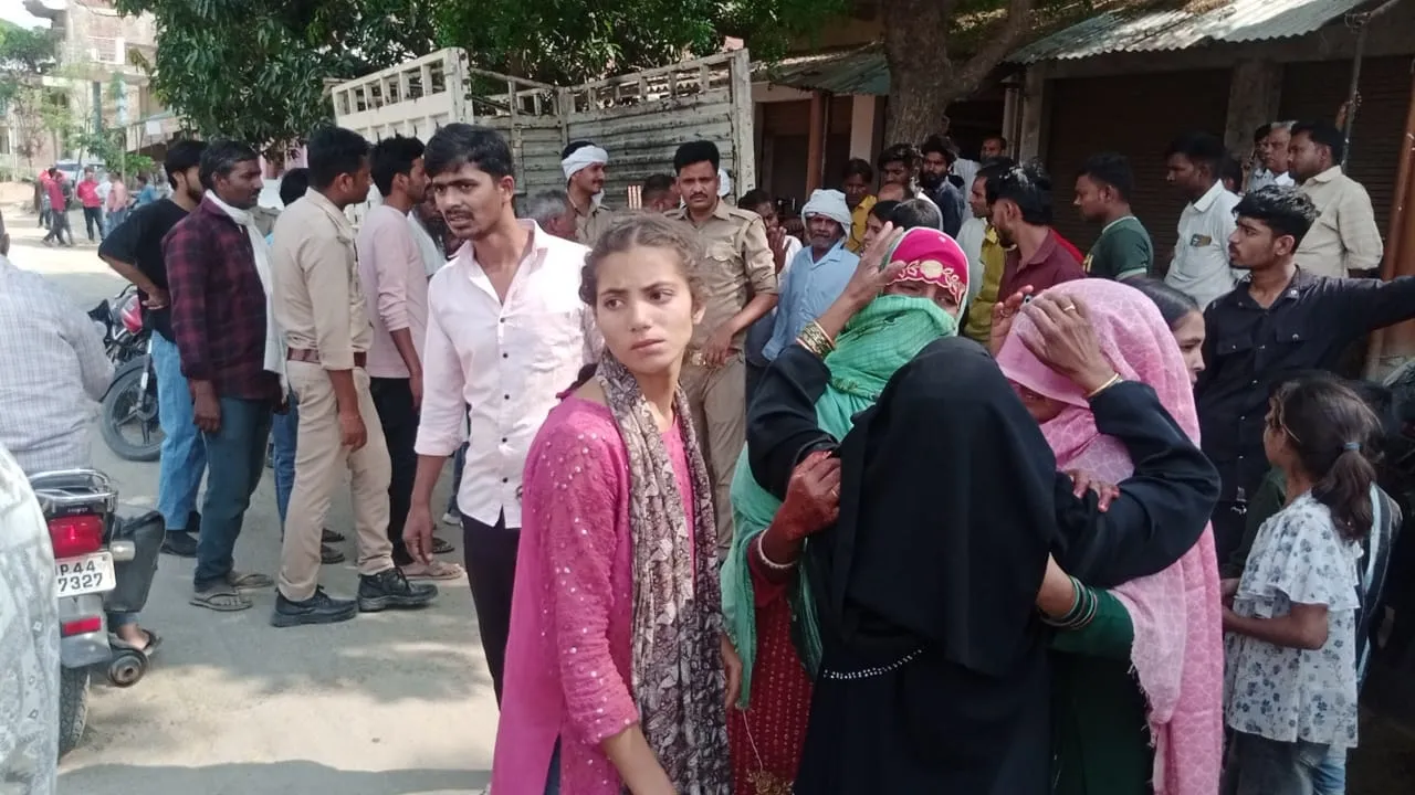 सुलतानपुर दर्दनाक हादसा: सड़क किनारे बैठकर मां बच्चे को पिला रही थी दूध, मौत बनकर आया ट्रैक्टर, दोनों को रौंदा