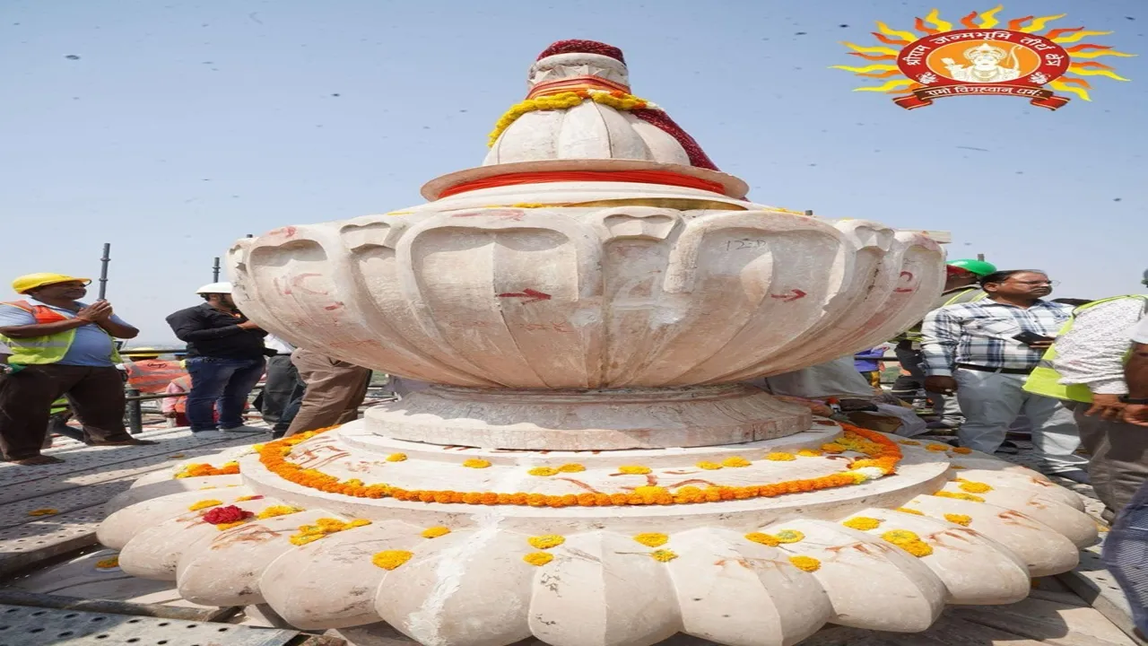 अयोध्या: राम मंदिर के मुख्य शिखर पर कलश स्थापित, मुख्यमंत्री योगी ने जताई प्रसन्नता