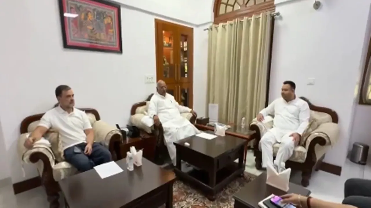 खरगे और राहुल गांधी के साथ तेजस्वी यादव ने की बैठक, कहा- बातचीत करके तय कर लेंगे मुख्यमंत्री पद 