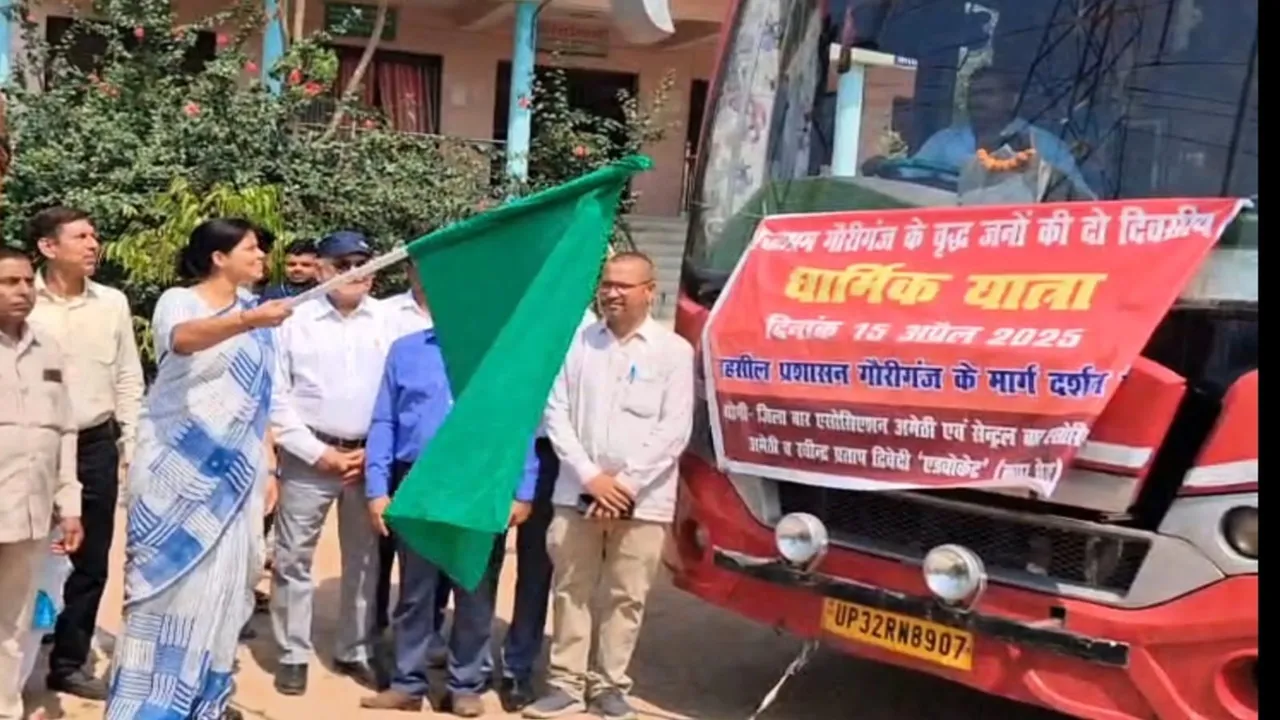 अमेठी: डीएम निशा अनंत की अनोखी पहल, वृद्धाश्रम में रहने वाले वृद्धजनों को धार्मिक स्थलों के दर्शन के लिए किया रवाना 