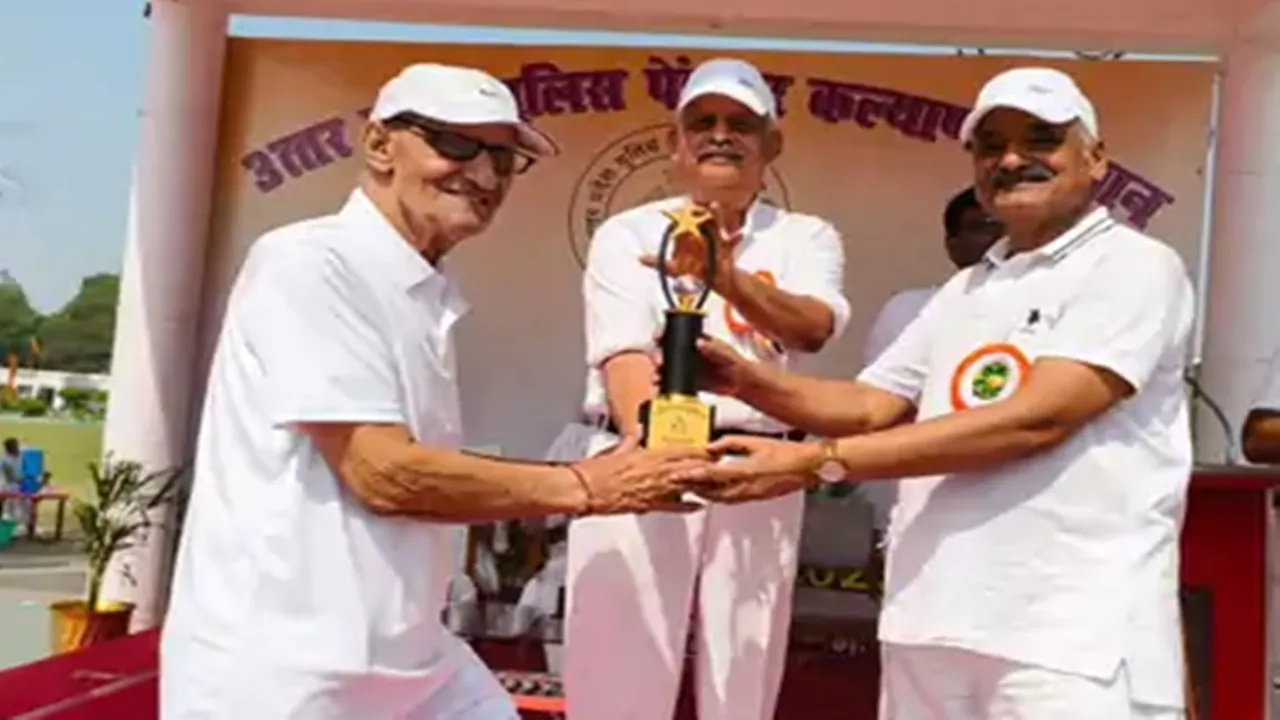 लखनऊ PAC स्टेडियम में दौड़े पेंशनर: सुलखान सिंह की टीम ने मारी बाजी, पहली बार महिलाएं भी हुईं शामिल