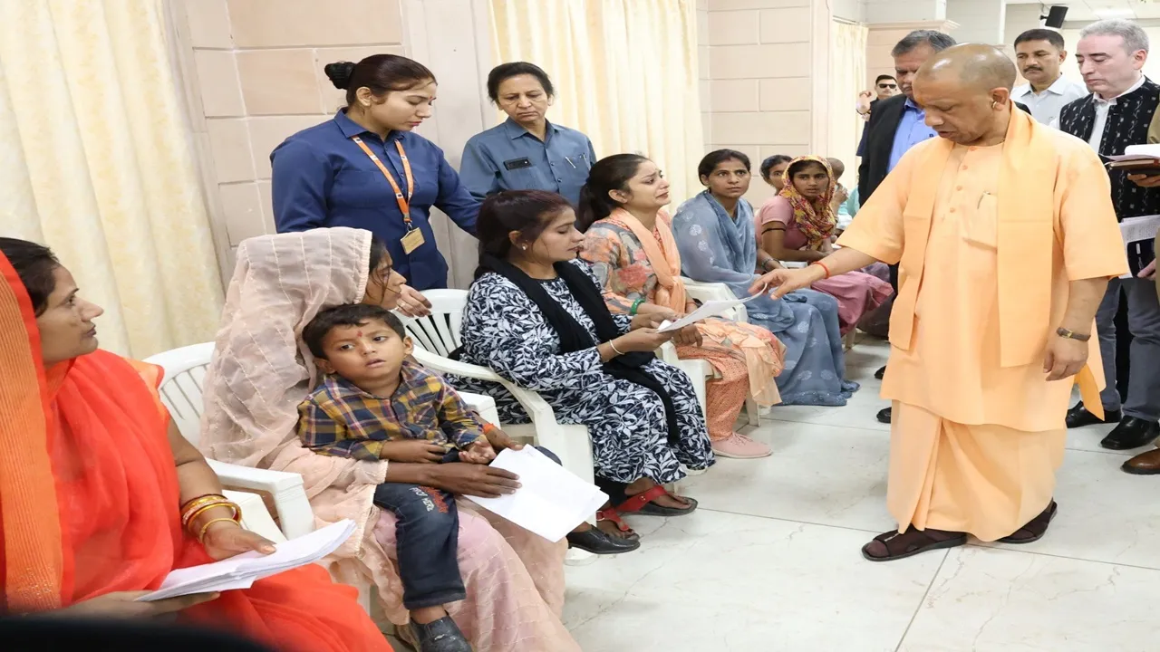 जनता दर्शन में मुख्यमंत्री के साथ जुटी अधिकारियों की फौज, सीएम योगी ने सुनीं समस्याएं