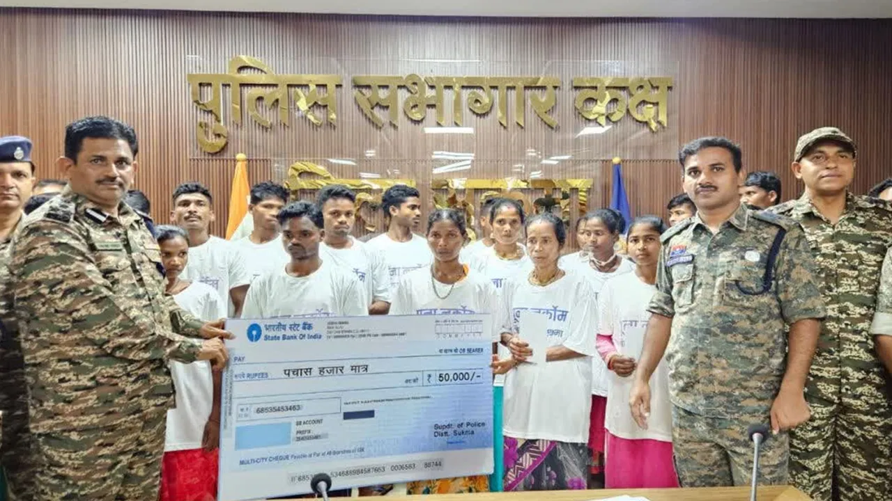 Chhattisgarh: सुकमा में सुरक्षाबलों के सामने 22 नक्सलियों ने किया सरेंडर, 16 लाख के इनामी नक्सली दंपती भी शामिल 