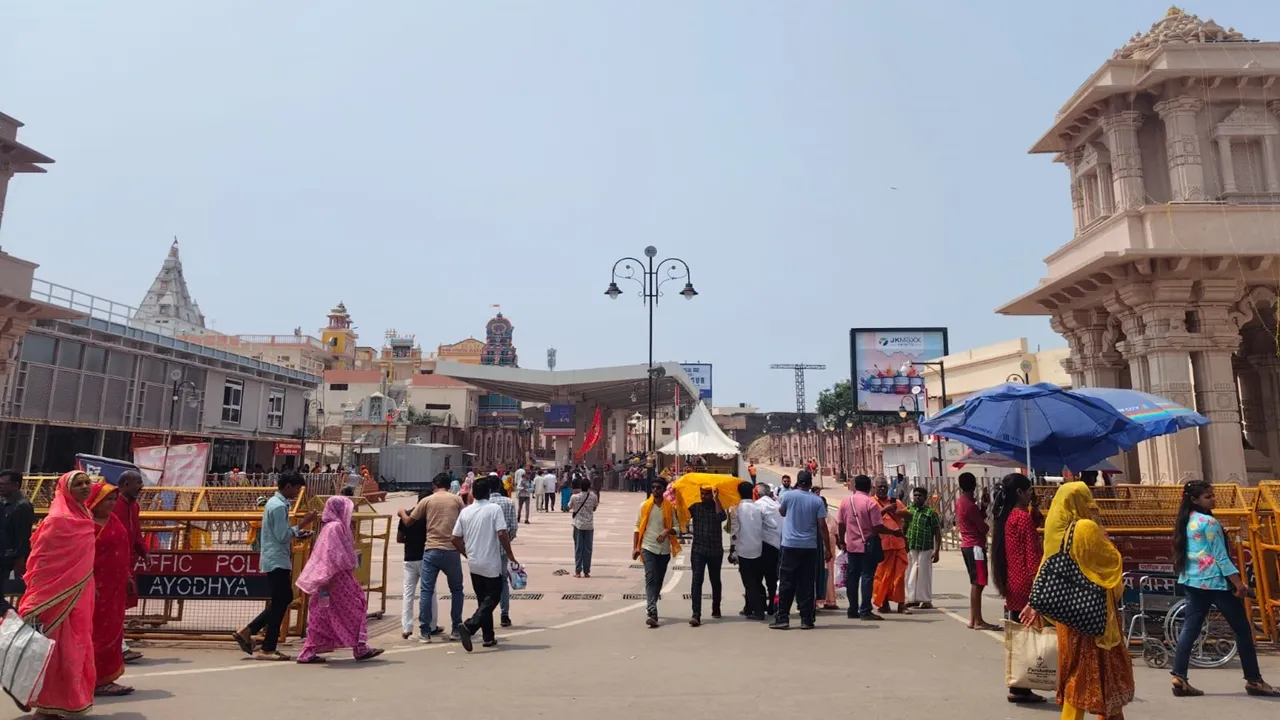 अयोध्या में भीषण गर्मी के चलते कम हुए श्रद्धालु, सड़कों पर पसरा सन्नाटा, व्यापार पर भी असर