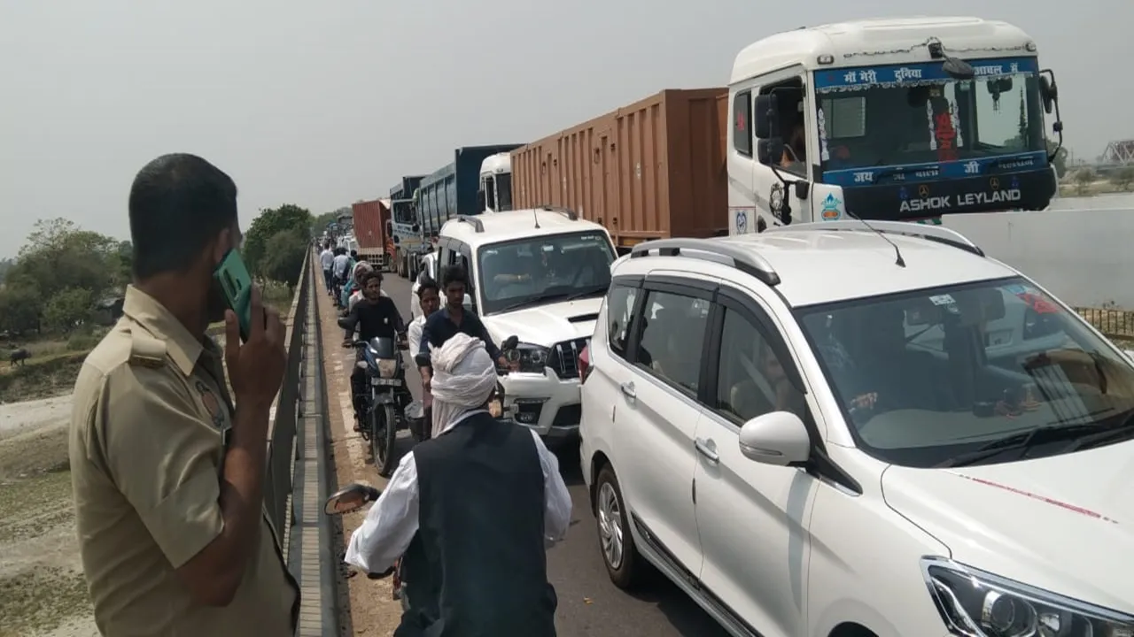 बाराबंकी: संजय सेतु के ज्वाइंटों में आई दरार, गोंडा-बहराइच जाने वाले वाहनों का बदला गया रूट