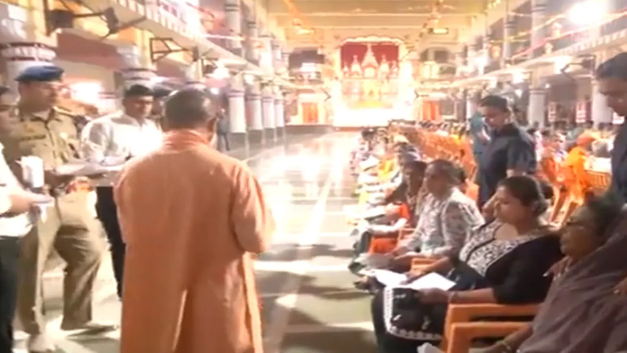 गोरखपुर: जनता दर्शन में सीएम योगी ने सुनीं 300 लोगों की समस्याएं, त्वरित निस्तारण के दिए निर्देश