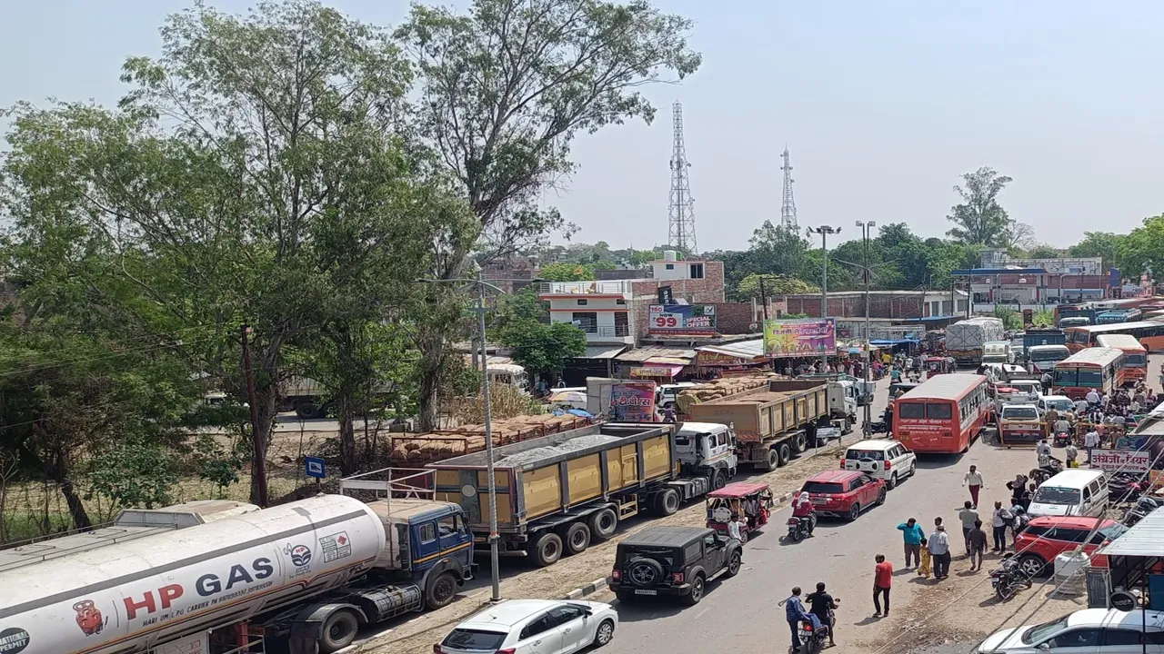 गोंडा: संजय सेतु पर मरम्मत कार्य के चलते करनैलगंज में लगा भीषण जाम