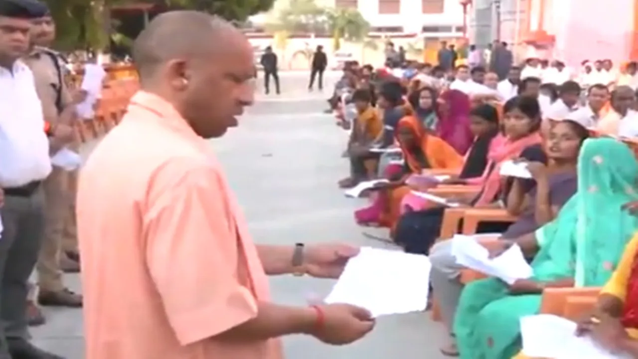 मुख्यमंत्री योगी ने गोरखनाथ मंदिर में किया जनता दर्शन, समस्याओं के समाधान के दिए निर्देश  