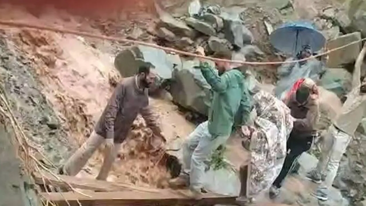 जम्मू कश्मीर: रामबन में भारी बारिश और भूस्खलन से आई तबाही, 3 लोगों की मौत, 100 से अधिक लोगों को बचाया गया 