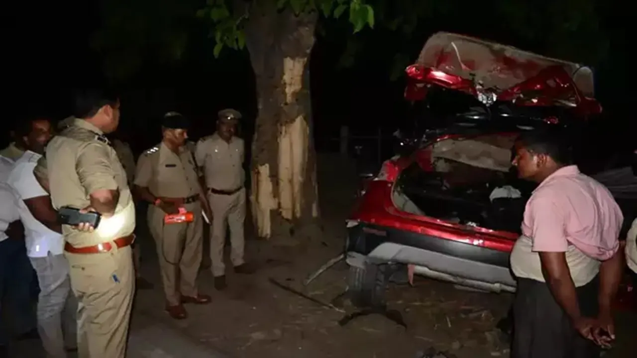 कुशीनगर में रफ्तार का कहर: पेड़ से टकराई कार, 6 लोगों की दर्दनाक मौत, गैस कटर से काटकर निकाले गए शव