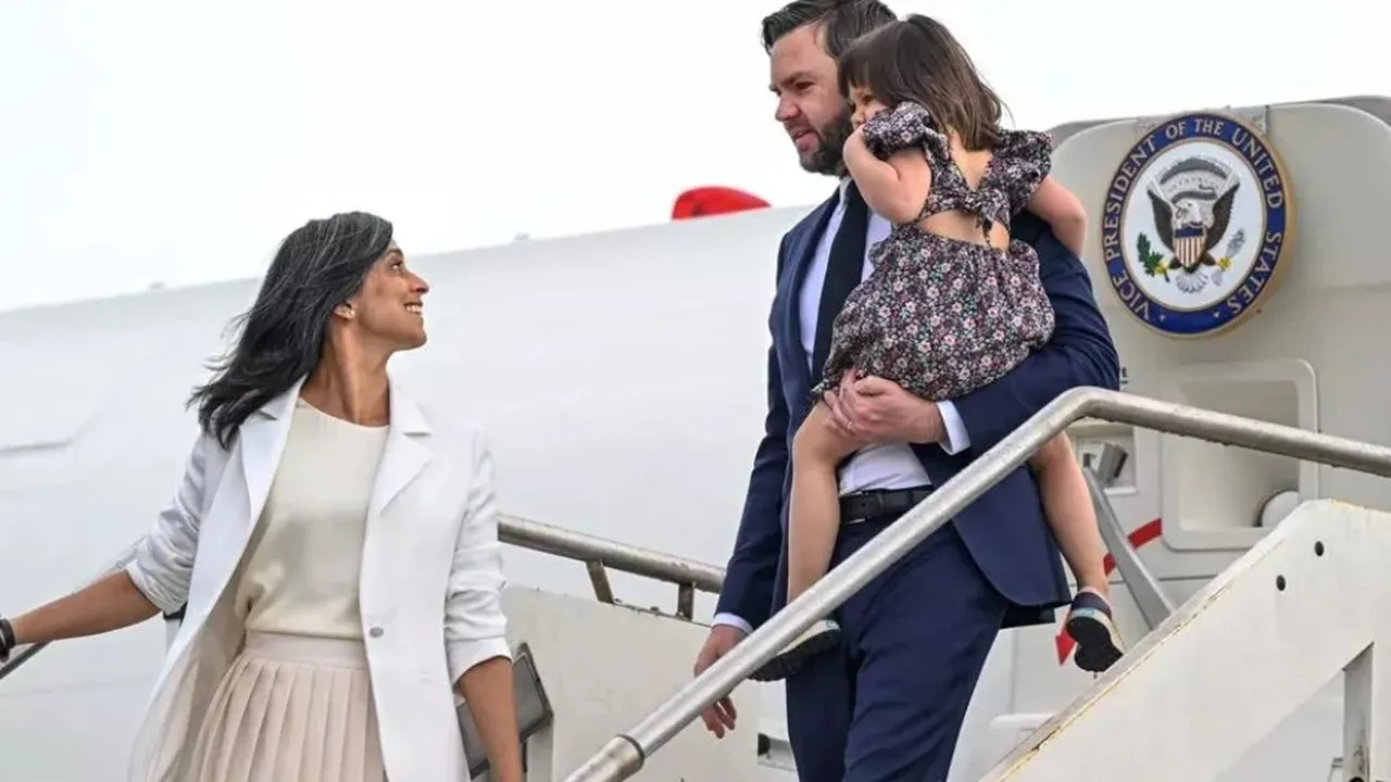 अमेरिकी उपराष्ट्रपति जेडी वेंस 4 दिवसीय यात्रा पर पहुंचे भारत, पालम एयरपोर्ट पर अश्विनी वैष्णव ने किया स्वागत