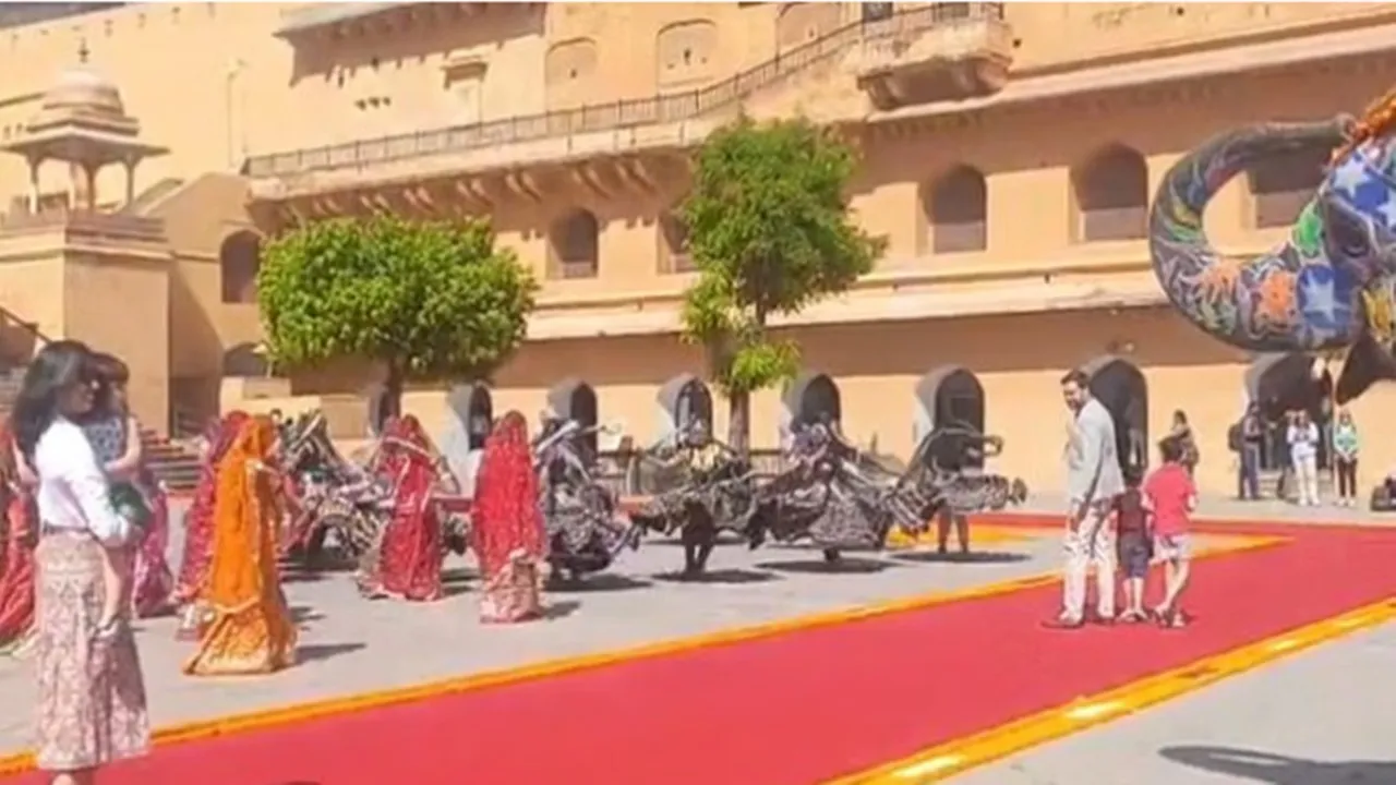 अमेरिका के उपराष्ट्रपति वेंस परिवार संग पहुंचे आमेर का किला, हथिनी चंदा और माला ने सूंड उठाकर किया स्वागत