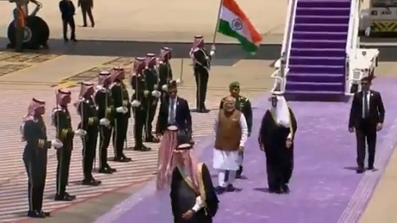 सऊदी अरब पहुंचे प्रधानमंत्री मोदी, एयरपोर्ट पर स्वागत में दी गई 21 तोपों की सलामी 