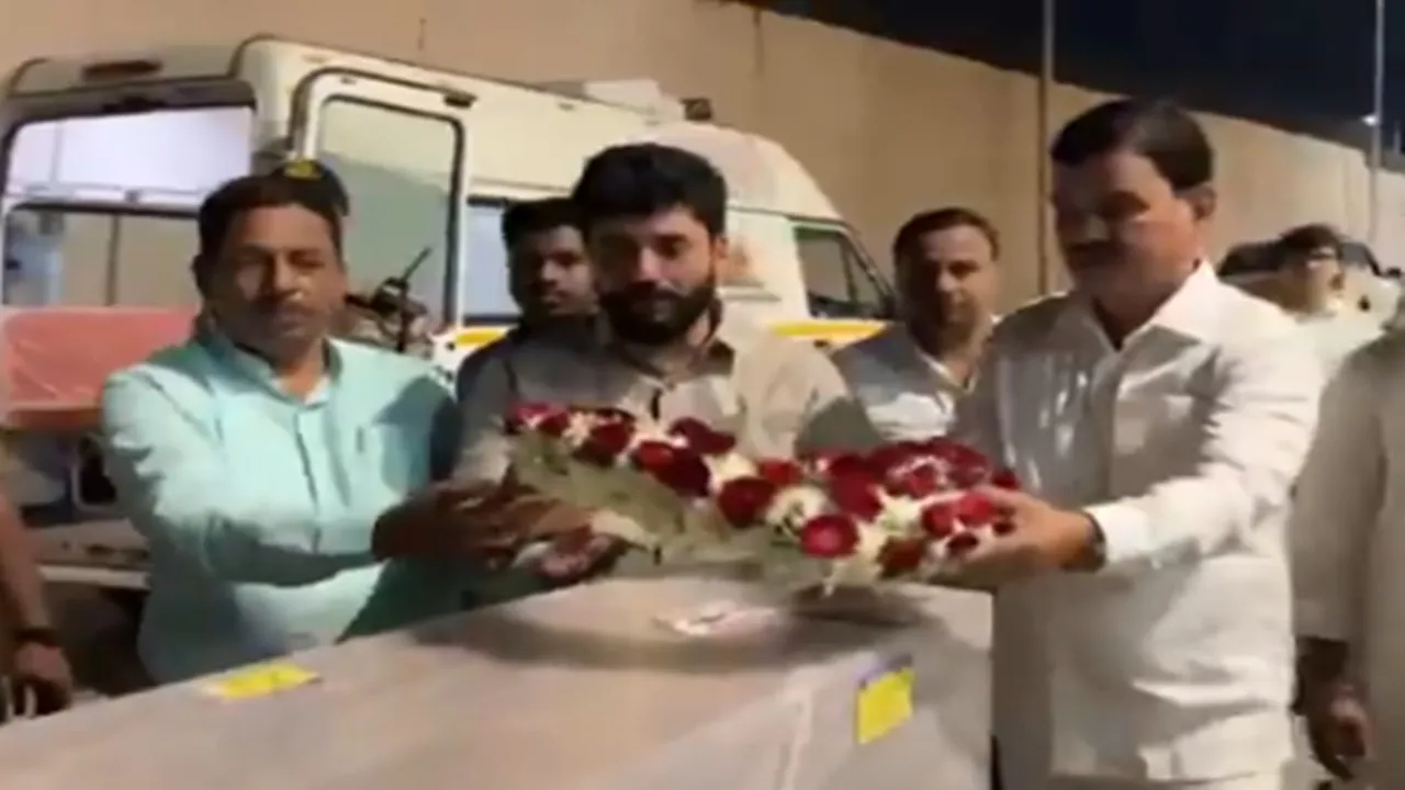 Pahalgam Terror Attack: पहलगाम हमले में मारे गए पर्यटक संतोष और कौस्तुभ का पार्थिव शरीर पहुंचा पुणे, मंत्री मुरलीधर मोहोल ने दी श्रद्धांजलि 