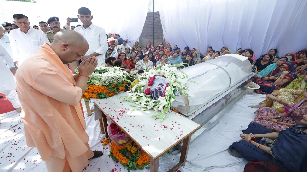 कानपुर पहुंचे सीएम योगी, पहलगाम आतंकी हमले में मारे गए शुभम के परिवार से की मुलाकात, दी श्रद्धांजलि