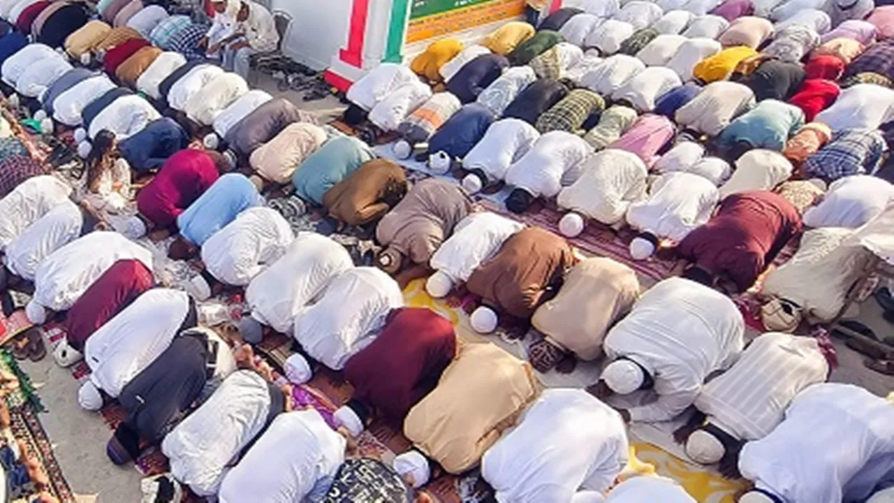 संभल में काली पट्टी बांध कर नमाज अदा करने पहुंचे नमाजी, पाकिस्तान के विरोध में लगाए नारे 