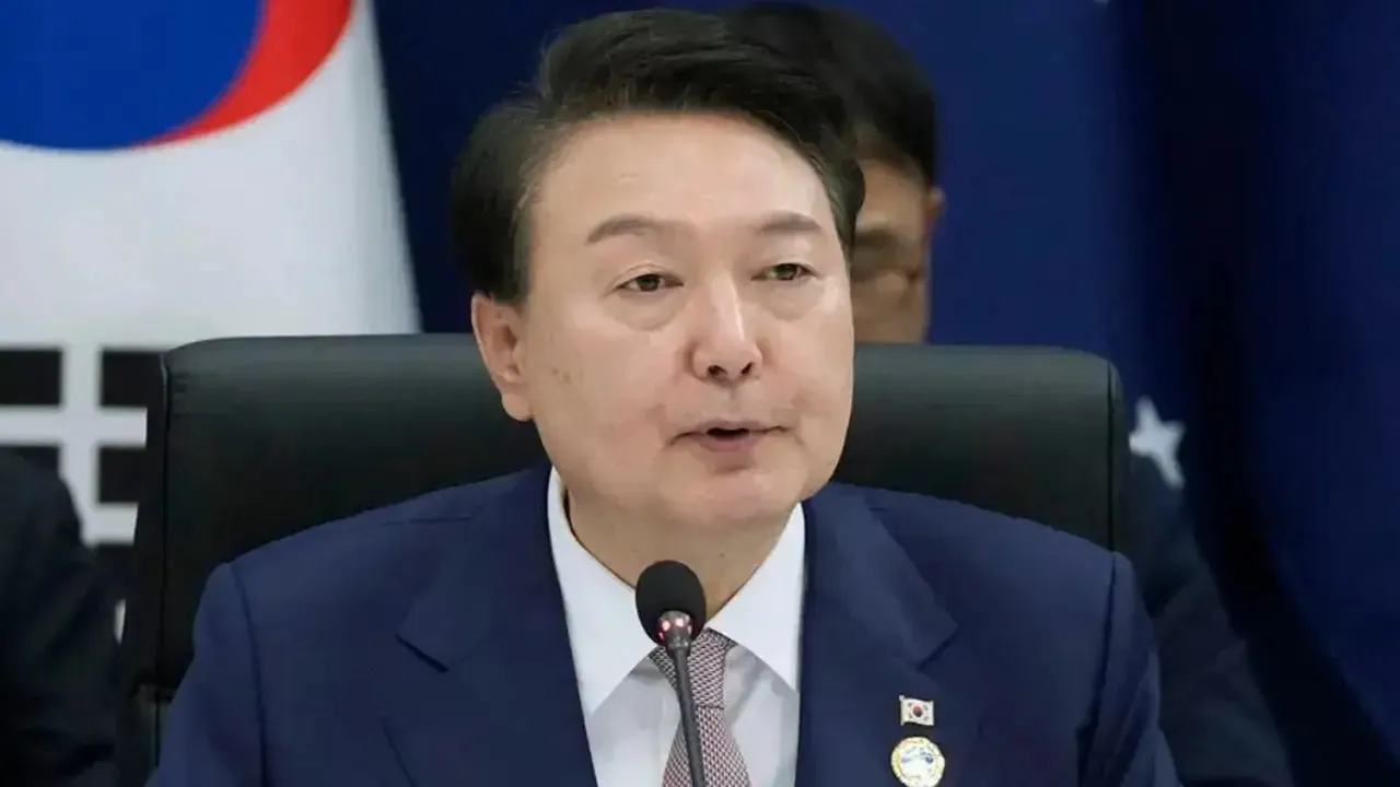 दक्षिण कोरिया में गहराया राजनीतिक संकट! पद से हटाए गए राष्ट्रपति यून सुक येओल, खुशी से नाचने लोग