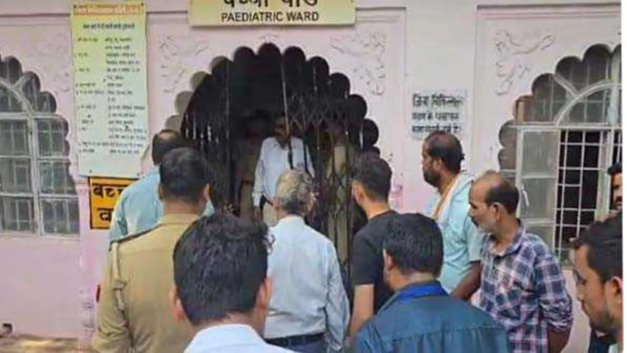 Jhansi News: झांसी जिला अस्पताल के बच्चा वार्ड के छत पर लगी आग, फायर ब्रिगेड की टीम ने पाया काबू