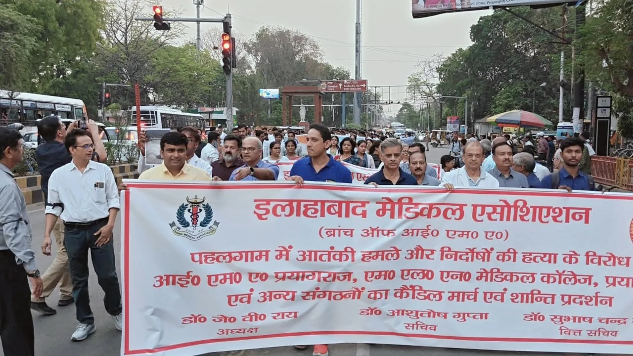 प्रयागराज: आतंकवाद के सफाए के लिए सड़क पर उतरे डॉक्टर, निकाला कैंडल मार्च