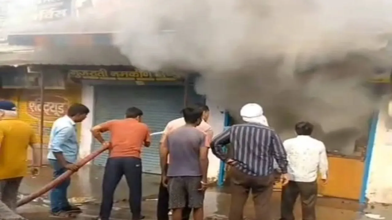 रायबरेली: इलेक्ट्रॉनिक शॉप में लगी भीषण आग, सामान जलकर खाक, दमकल कर्मियों ने पाया काबू 