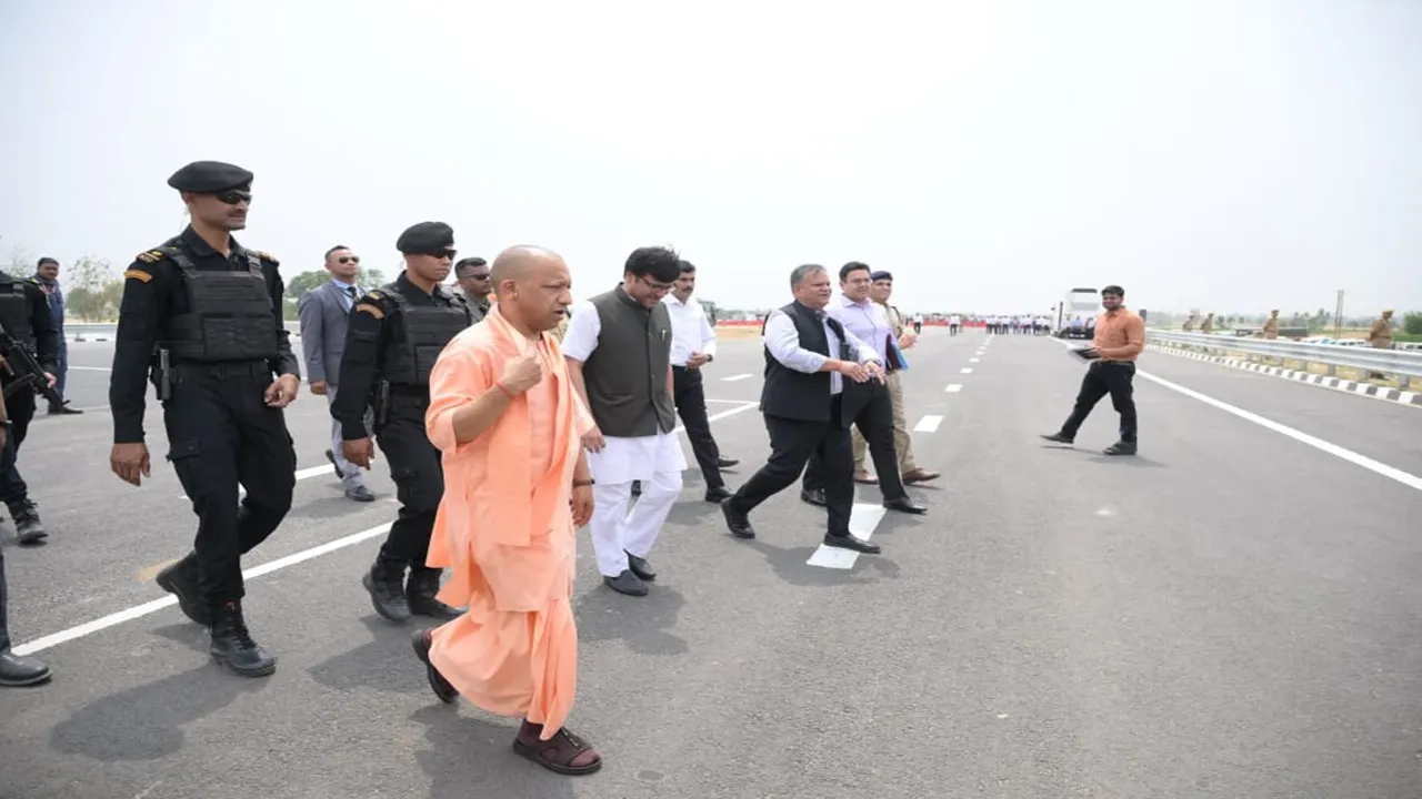 Ganga Expressway: मुख्यमंत्री योगी ने गंगा एक्सप्रेसवे का किया निरीक्षण, मंत्री नितिन अग्रवाल और मुख्य सचिव भी रहे मौजूद  
