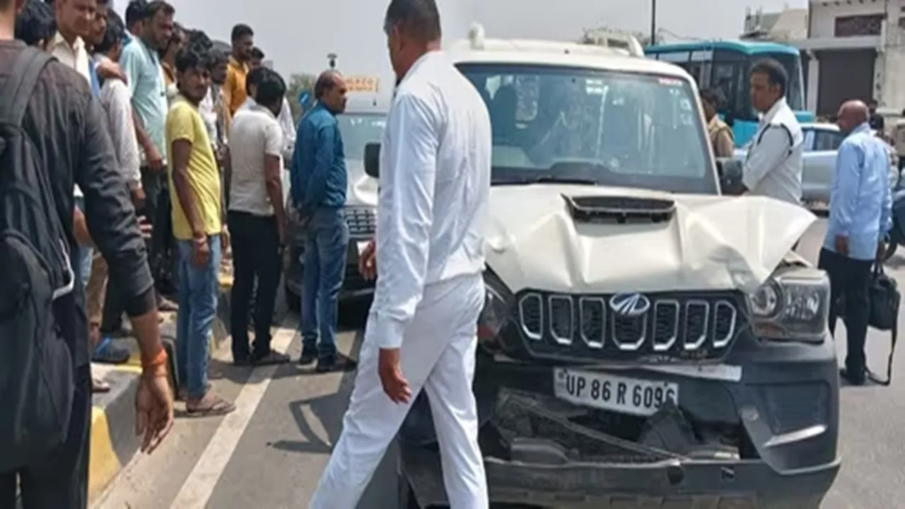 SP सांसद रामजीलाल सुमन के काफिले की गाड़ियां टकराई, करणी सेना पर टायर फेंकने का आरोप