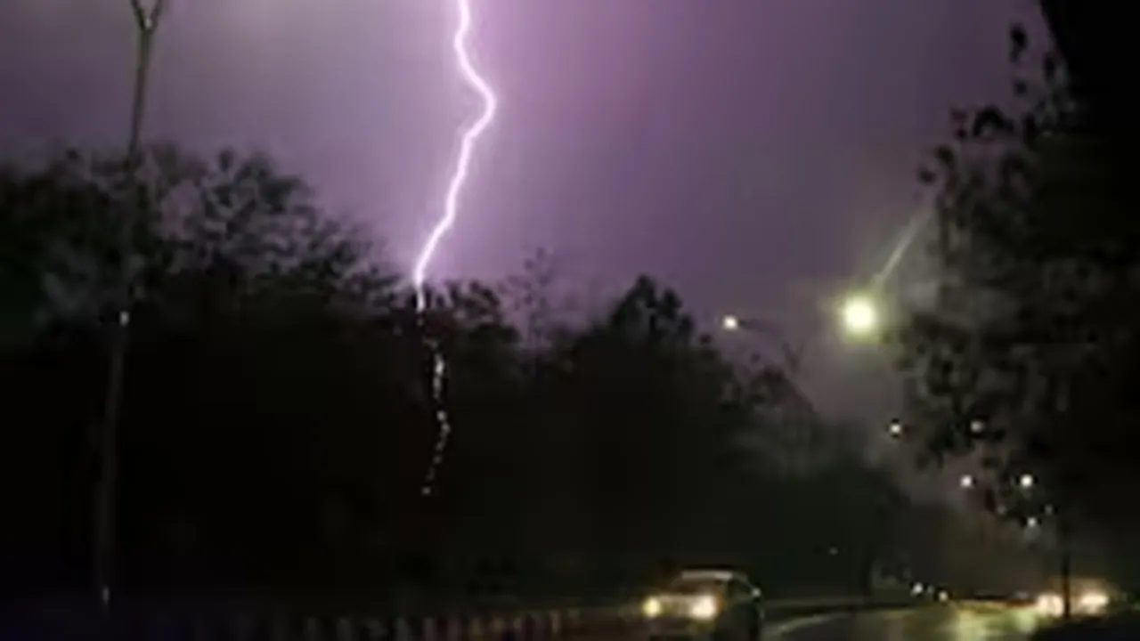 UP Weather Update: पश्चिमी विक्षोभ की यूपी में हुई एंट्री, आंधी-बारिश के साथ वज्रपात मचाएगा तबाही, अलर्ट जारी