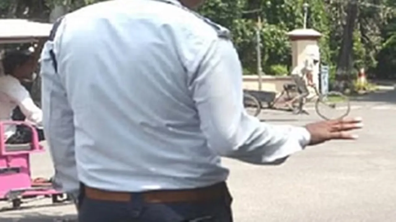 लखनऊ: दबंगों ने ड्यूटी पर तैनात ट्रैफिक सिपाही को पीटा, फाड़ी वर्दी, जानें पूरा मामला