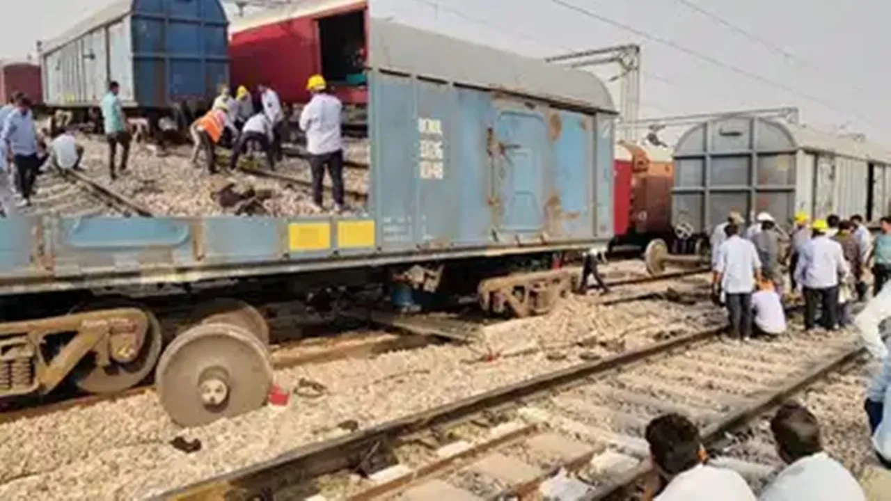 बुलंदशहर: खुर्जा रेलवे स्टेशन पर मालगाड़ी के दो डिब्बे पटरी से उतरे 
