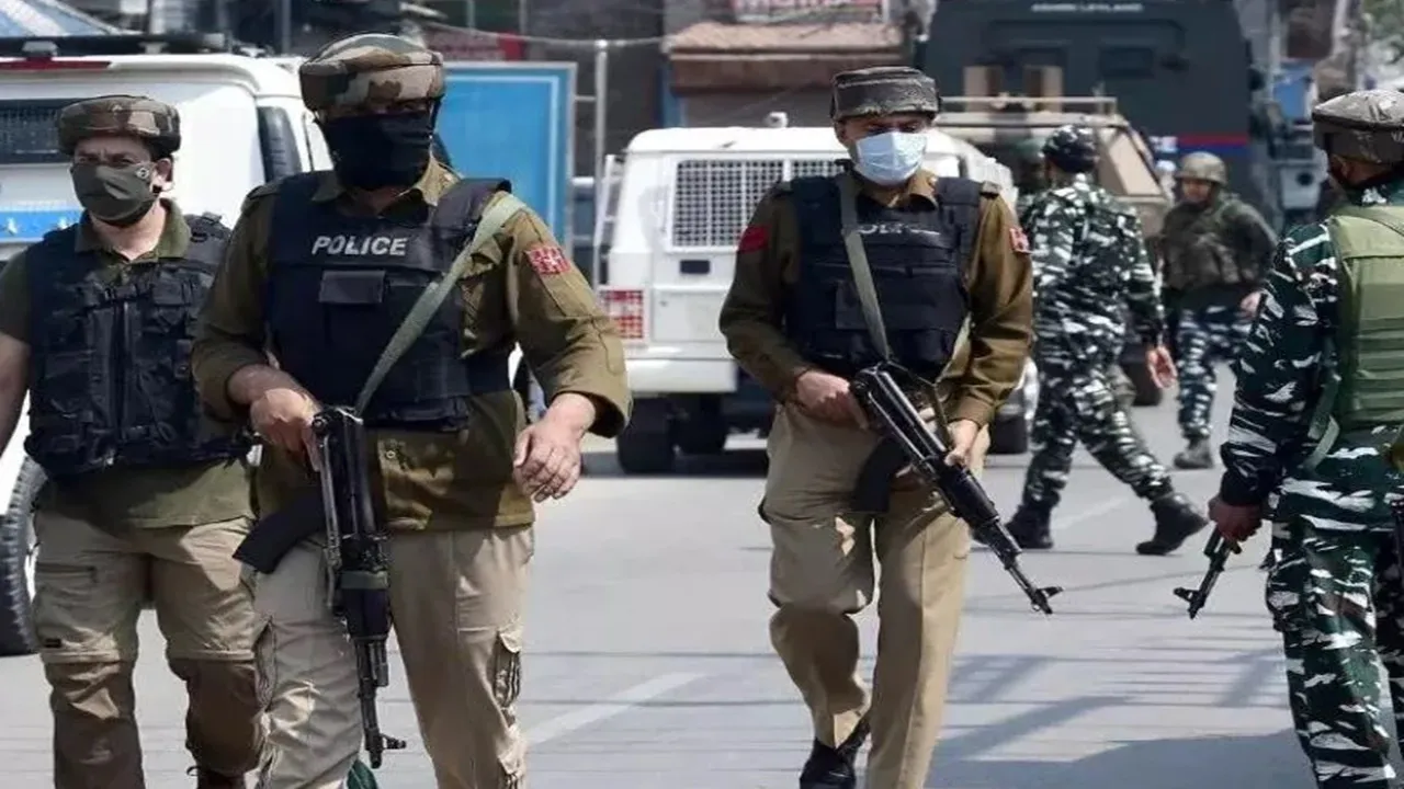 पहलगाम हमला: एक्शन में जम्मू पुलिस, आतंकियों और उनके सहयोगियों के घरों पर की छापेमारी, जब्त किए आपत्तिजनक दस्तावेज