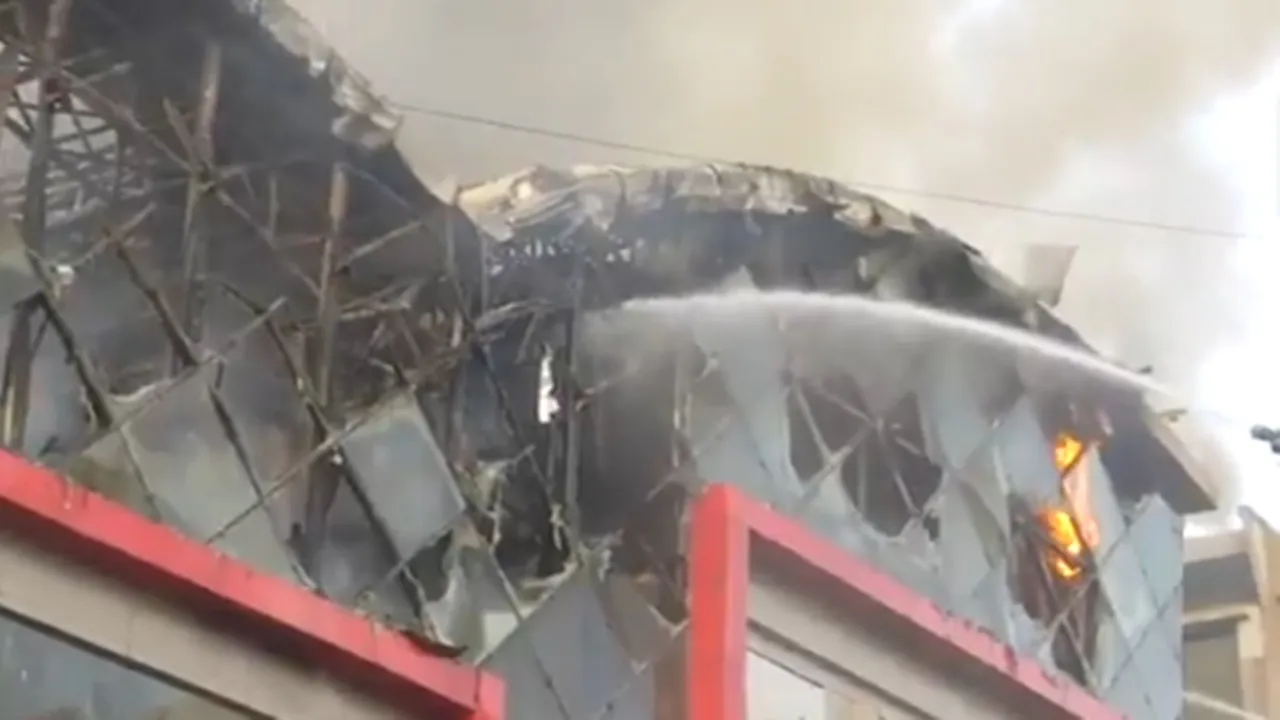 महाराष्ट्र: मुंबई में इलेक्ट्रॉनिक सामान के शोरूम की इमारत में लगी भीषण आग, कोई हताहत नहीं 