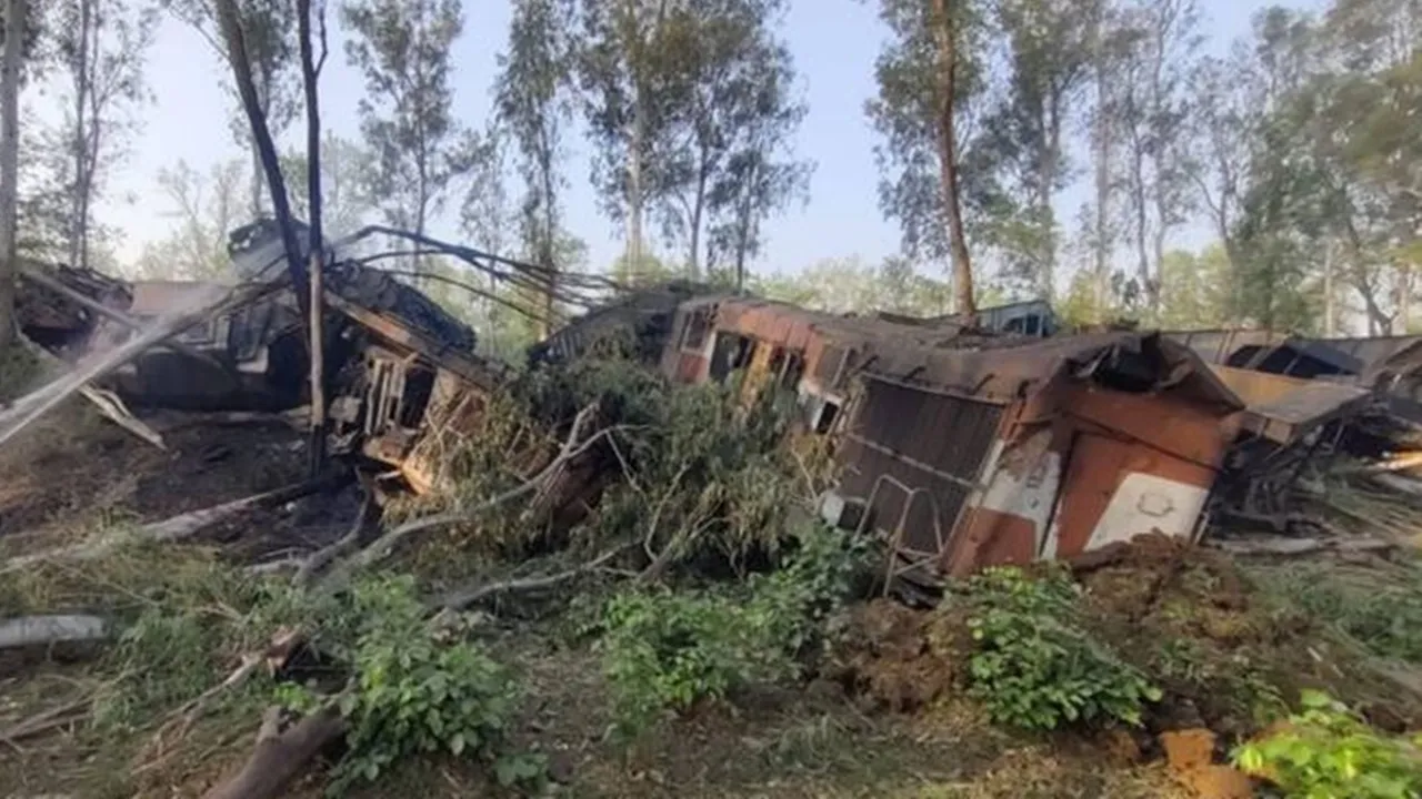 झारखंड: 2 मालगाड़ियां आपस में टकराई, इंजन के उड़े चिथड़े, दो की मौत, चार घायल