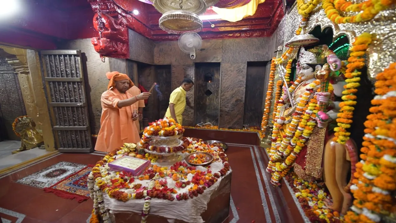 सीएम योगी ने मां पाटेश्वरी से की प्रदेशवासियों के सुख, समृद्धि और कल्याण की कामना, बच्चों को बांटी टाफियां और चॉकलेट
