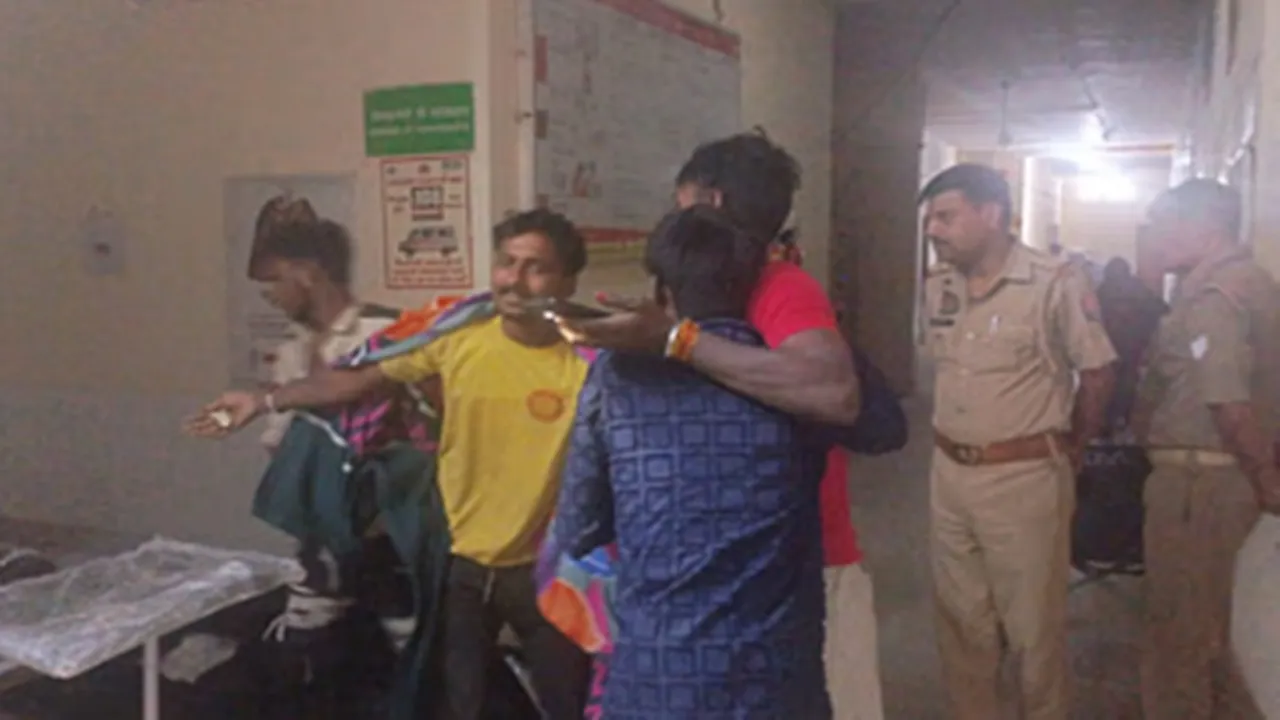 गाजीपुर में मां कामाख्या मंदिर के सामने दर्दनाक हादसा: झोपड़ी में घुसी ट्रक, सो रहे तीन बच्चों की मौत, मां गंभीर 